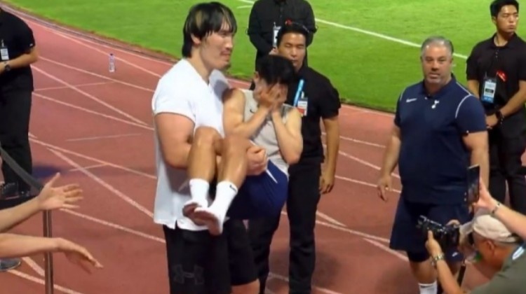 开云体育-娇羞孙哥孙兴慜被韩国2米18格斗明星公主抱，害羞得捂脸