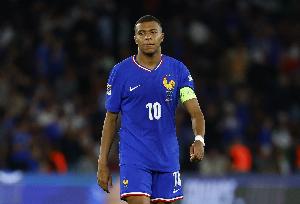 记者：姆巴佩被德尚选为队长时法国队内部不满，格列兹曼因此退队