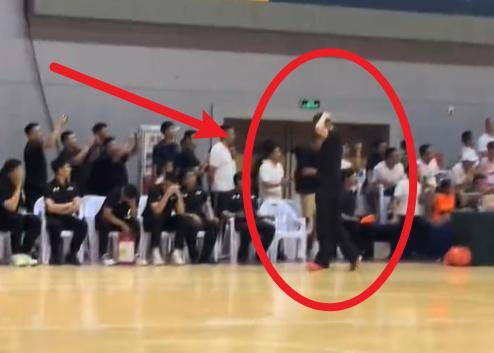 给机会不中用啊！张文逸绝杀出手走步 杜锋摸头苦笑&amp;amp;想伸手又收回