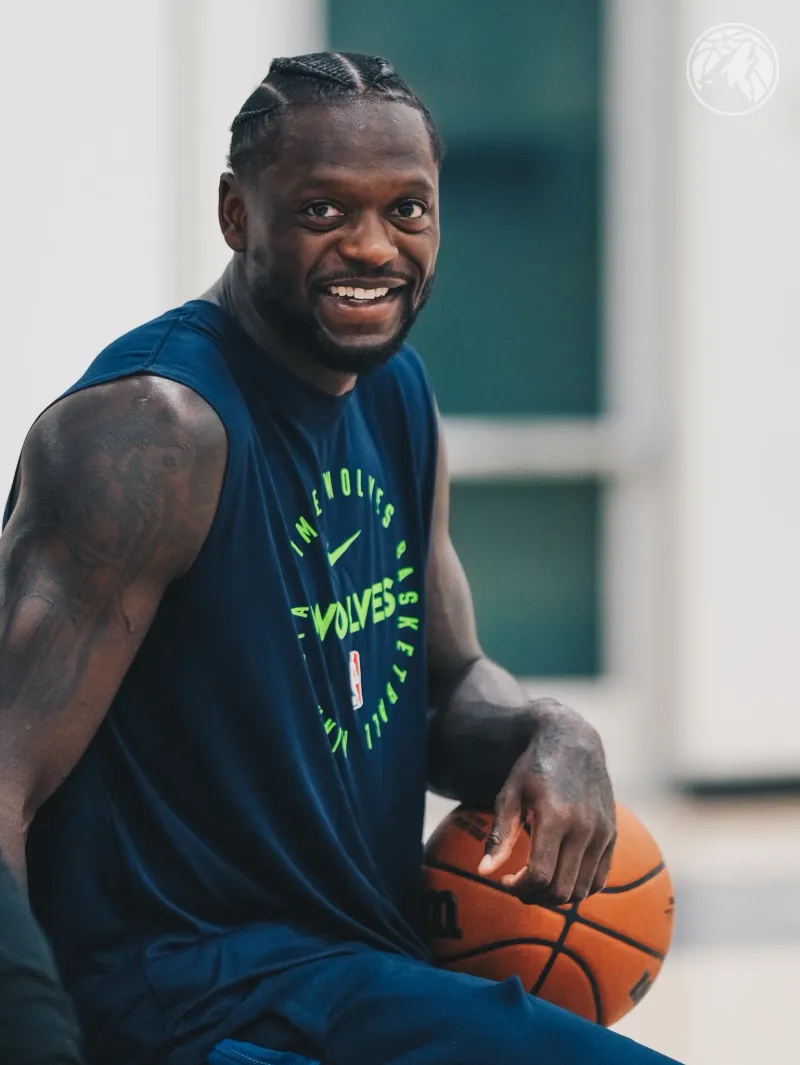 开云体育-脏辫小霸王！森林狼官方晒朱利叶斯-兰德尔训练照与球迷分享