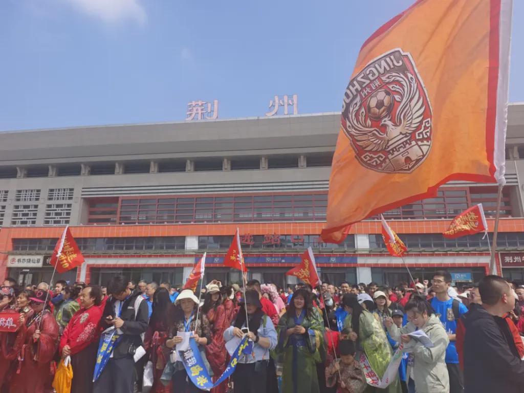开云官网-荆州市长率球迷团“出征”黄石，走进球迷车厢高呼“荆州必胜”
